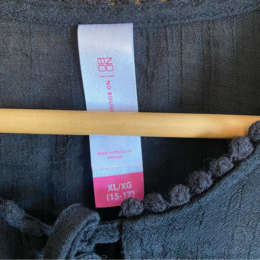 No boundaries shirt / top, black w/ lace & ruffle detailing, size XL (15-17) - Picture 3 of 4